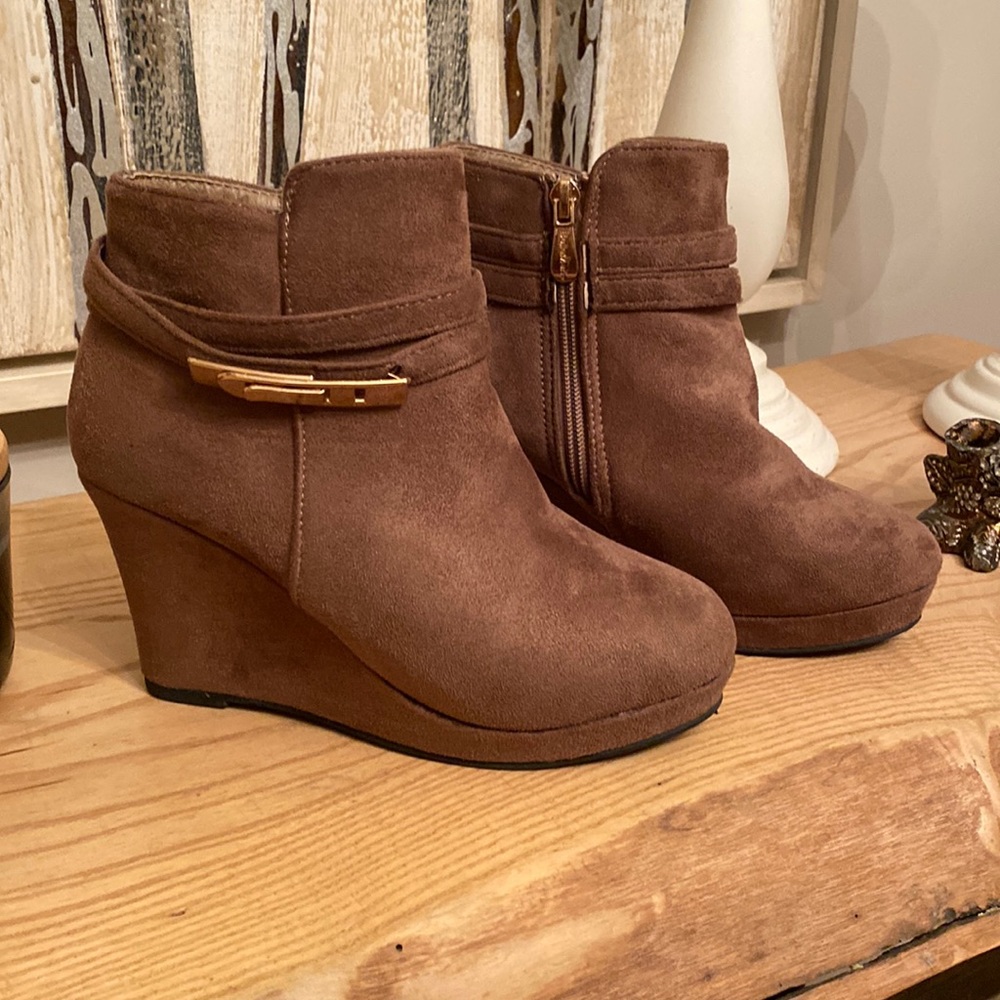 Cute taupe/brown wedge suede booties size 5.5
